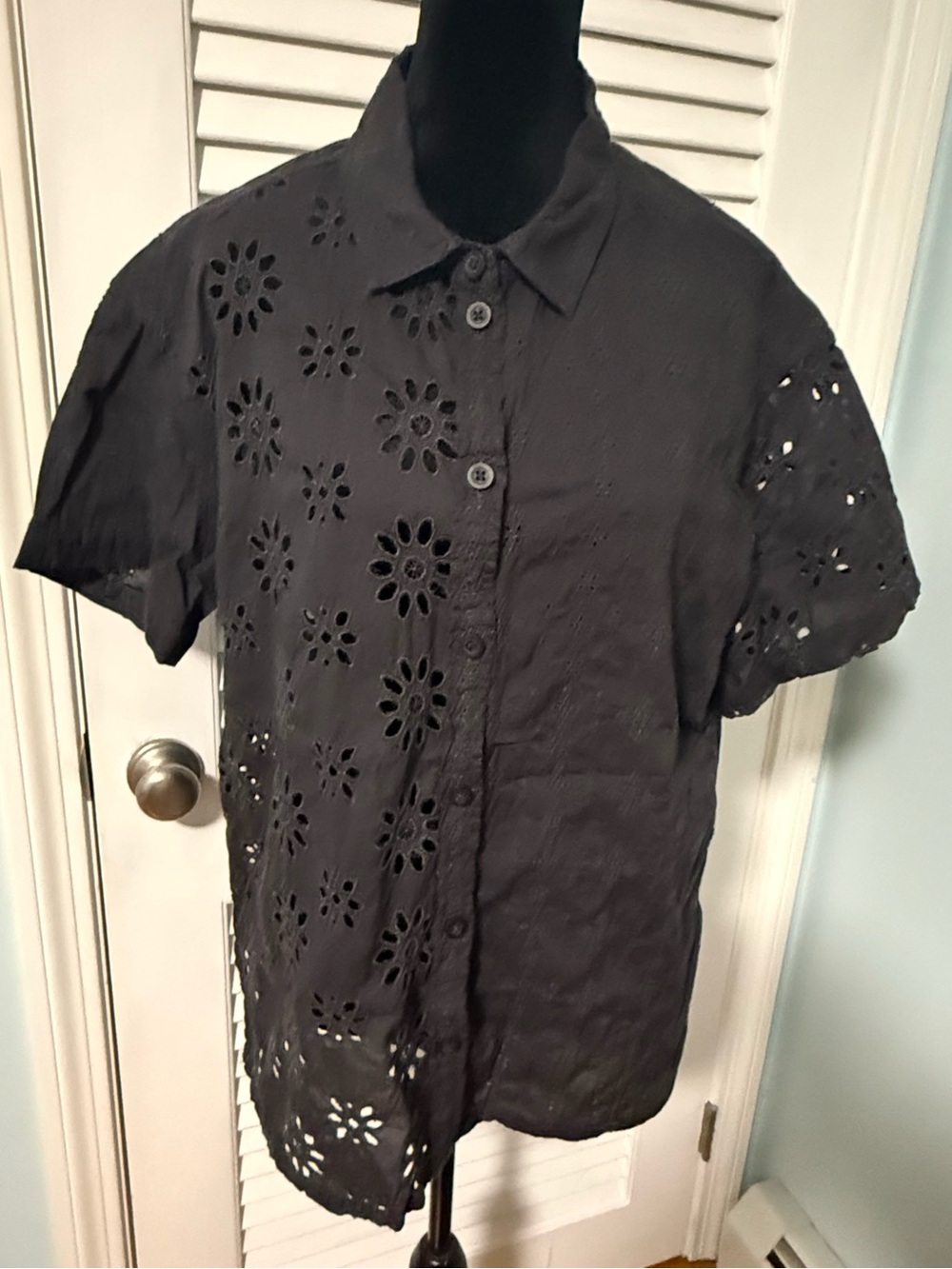 American Eagle Black Eyelet Short-Sleeve Button-Up Shirt! Women’s XL